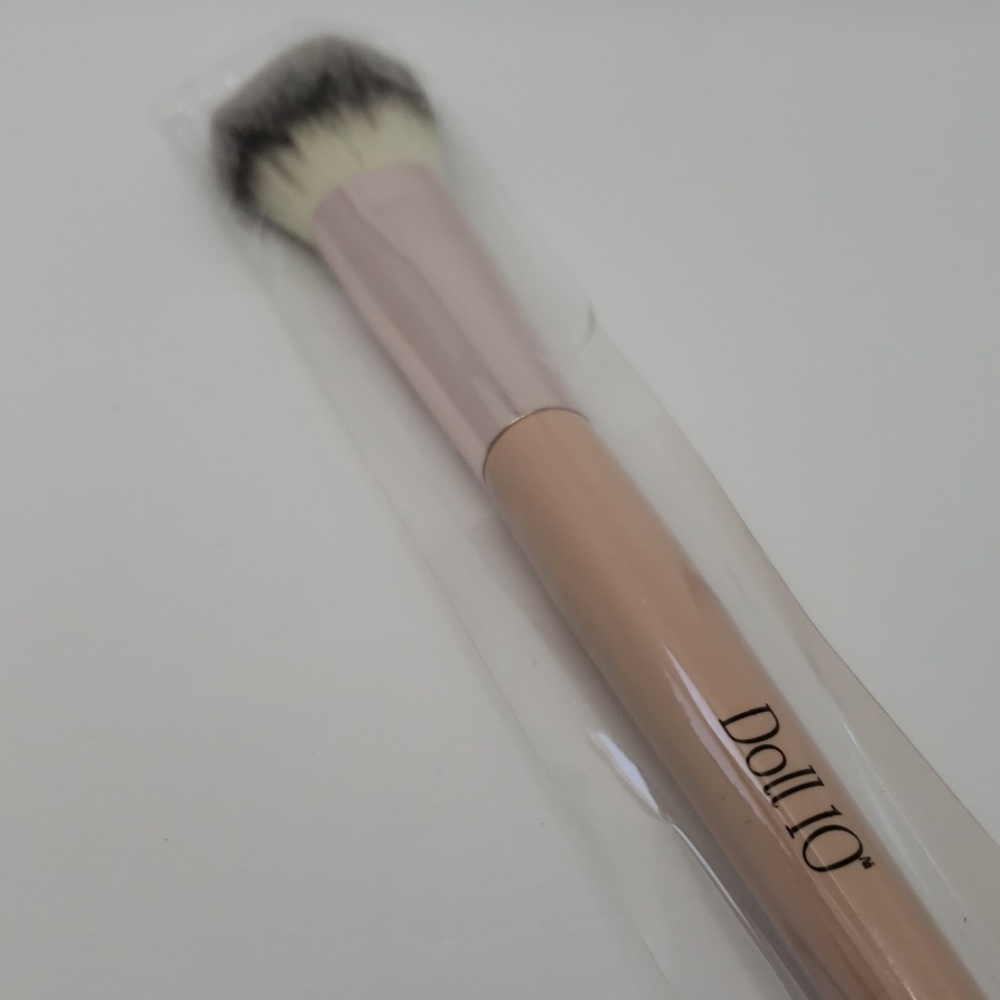 BNIB Doll 10 No. 17 - Blush brush